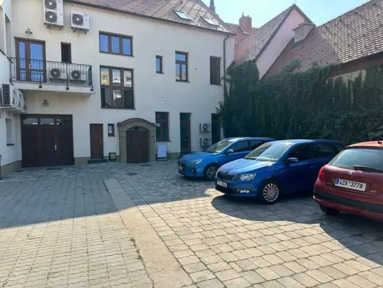 Parkoviště u sídla v Hodoníně